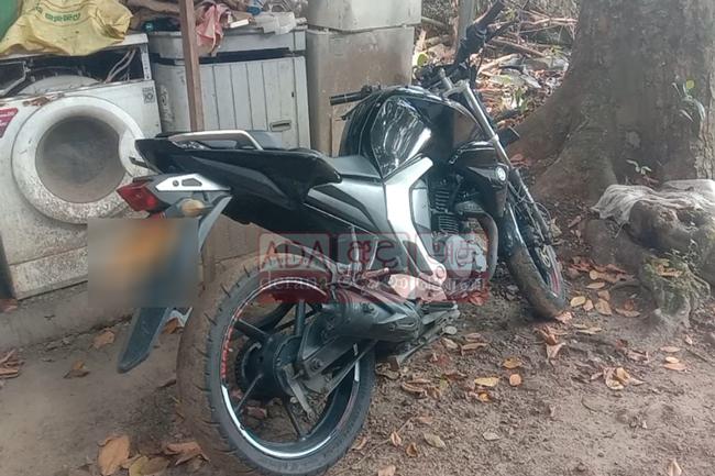 පොලීසියට පහරදී පලාගිය සැකකරුගේ යතුරුපැදිය සොයාගනී